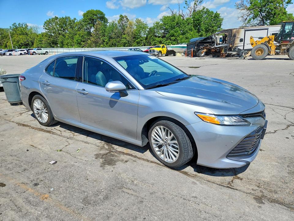 52297216 :رقم المزاد ، 4T1B11HK9JU062097 vin ، 2018 Toyota Camry مزاد بيع