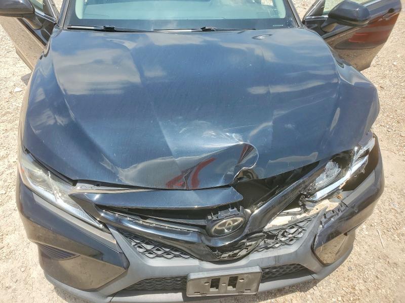 55333826 :رقم المزاد ، 4T1B11HK9JU562194 vin ، 2018 Toyota Camry مزاد بيع