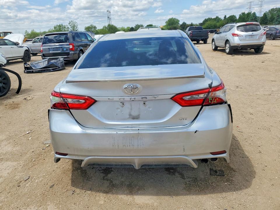 53934016 :رقم المزاد ، 4T1B11HK5JU107570 vin ، 2018 Toyota Camry مزاد بيع