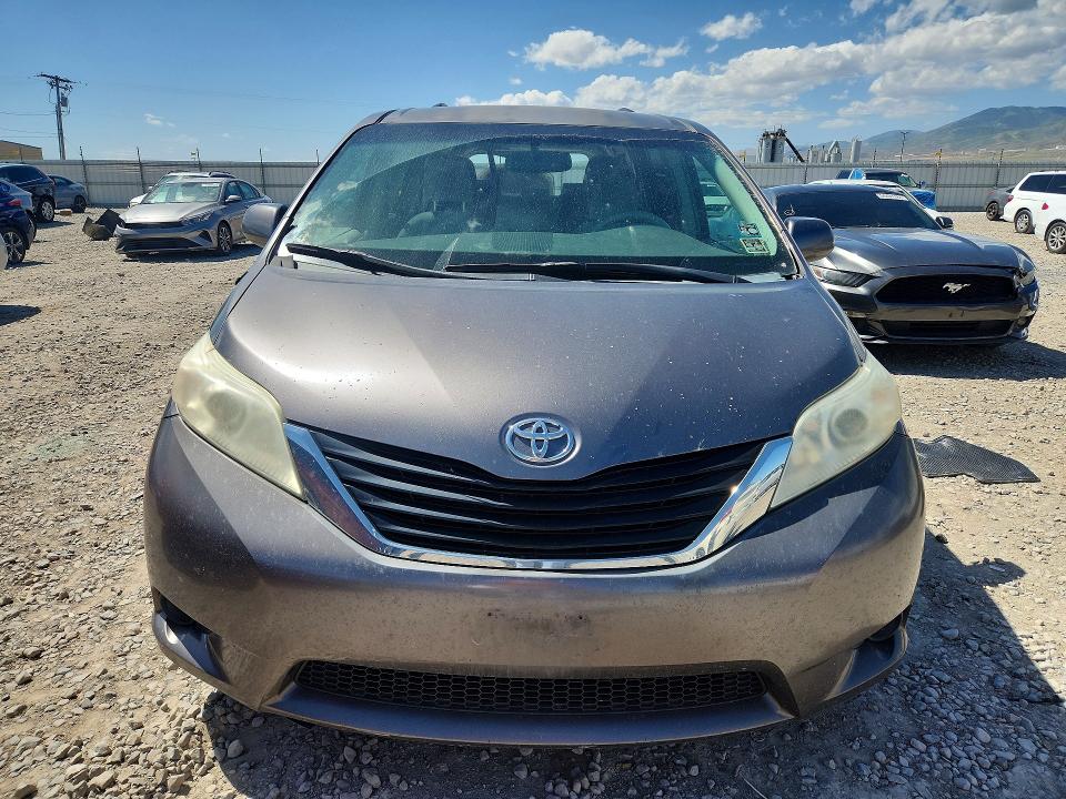 55182186 :رقم المزاد ، 5TDKK3DC1BS076710 vin ، 2011 Toyota Sienna مزاد بيع