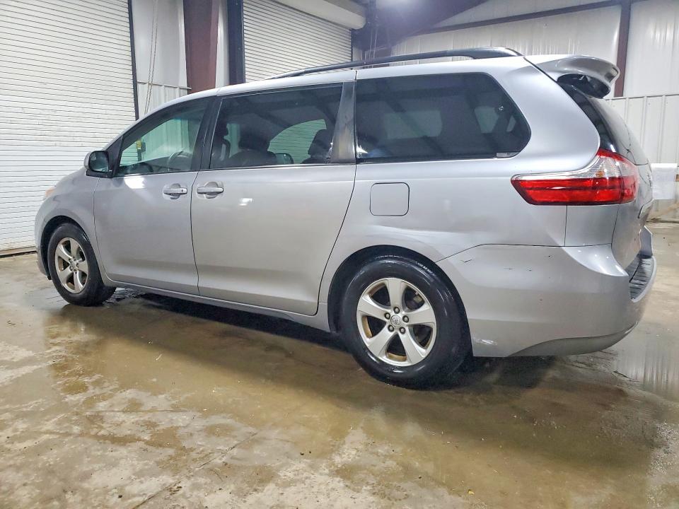 54676006 :رقم المزاد ، 5TDKK3DCXFS583983 vin ، 2015 Toyota Sienna مزاد بيع