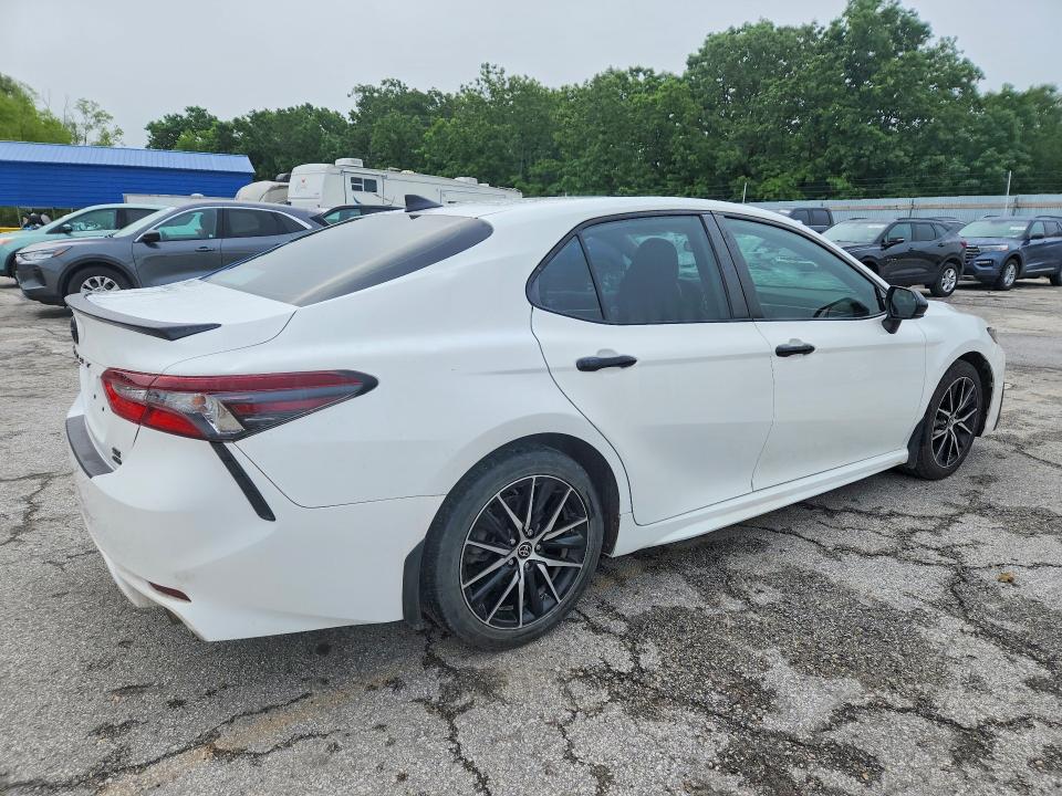55073816 :رقم المزاد ، 4T1G11BK3MU035948 vin ، 2021 Toyota Camry مزاد بيع