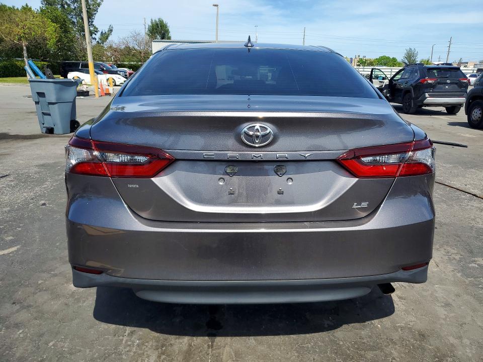 52733896 :رقم المزاد ، 4T1C11AK6MU490678 vin ، 2021 Toyota Camry مزاد بيع
