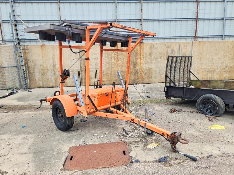 51428256 :رقم المزاد ، 1T9US0617XS055371 vin ، 2000 Tfnx Tmab15 / Arrowboard مزاد بيع