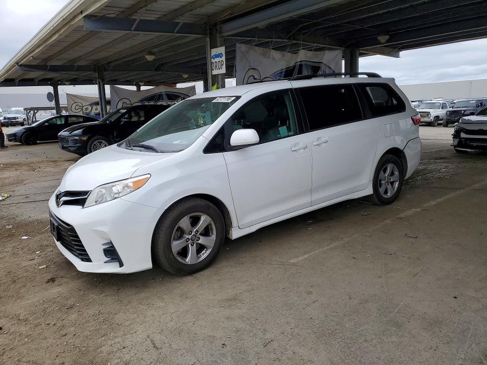 52721196 :رقم المزاد ، 5TDKZ3DC7JS927497 vin ، 2018 Toyota Sienna مزاد بيع