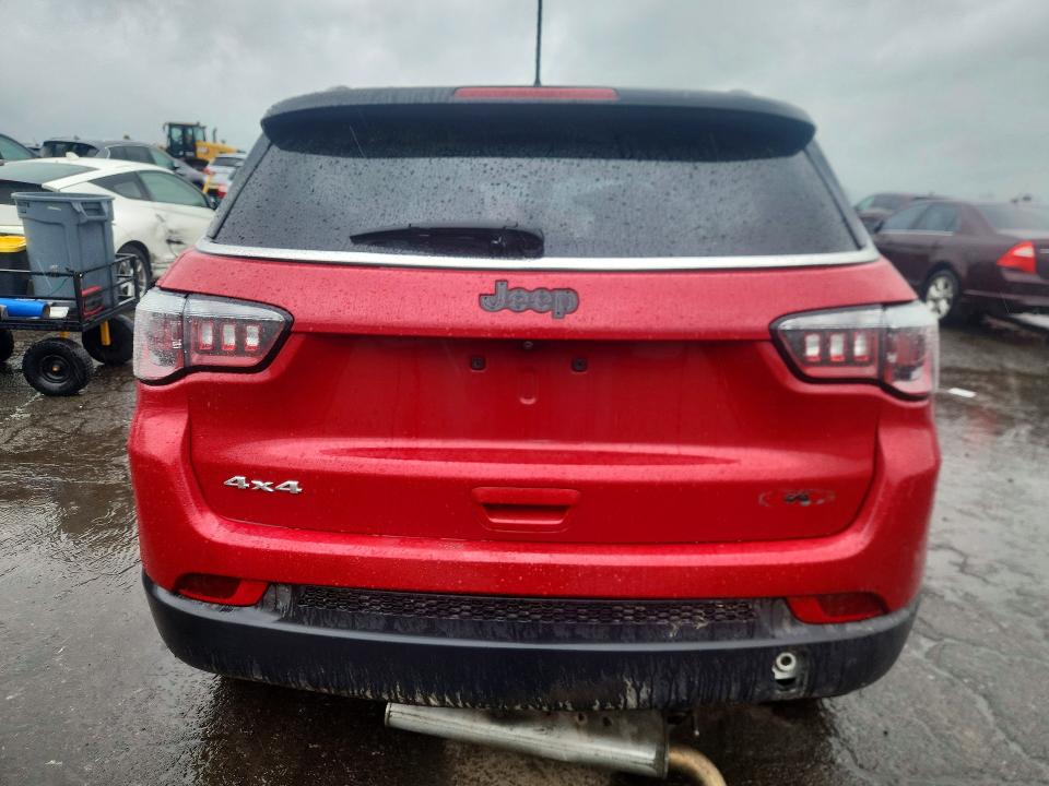 52444706 :رقم المزاد ، 3C4NJDBBXJT399027 vin ، 2018 Jeep Compass مزاد بيع