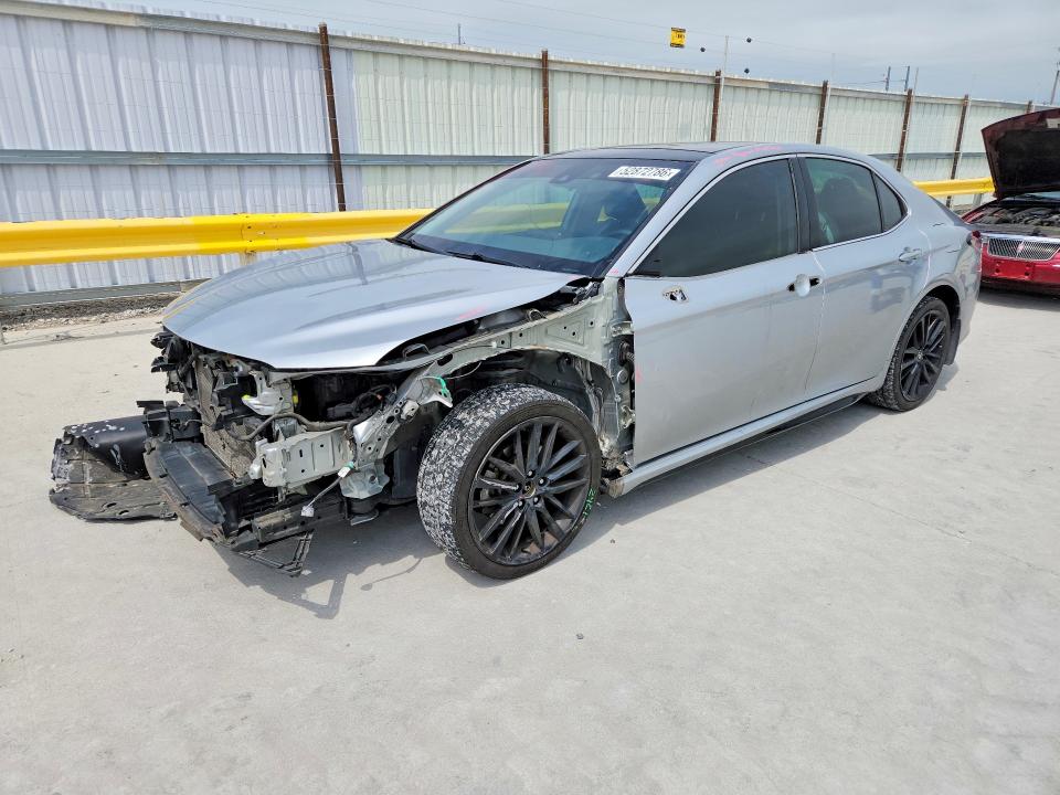 52872786 :رقم المزاد ، 4T1K61AK0MU418131 vin ، 2021 Toyota Camry مزاد بيع