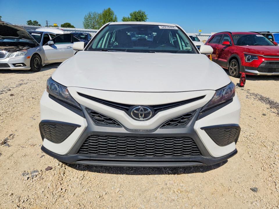 52810406 :رقم المزاد ، 4T1G11AK4NU713738 vin ، 2022 Toyota Camry مزاد بيع