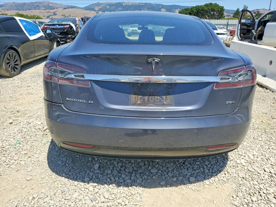 53592906 :رقم المزاد ، 5YJSA1E28JF261207 vin ، 2018 Tesla Model S مزاد بيع