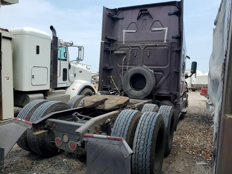 51667776 :رقم المزاد ، 3AKJGLDR8JSHU4617 vin ، 2018 Freigliner Cascadia 125 مزاد بيع