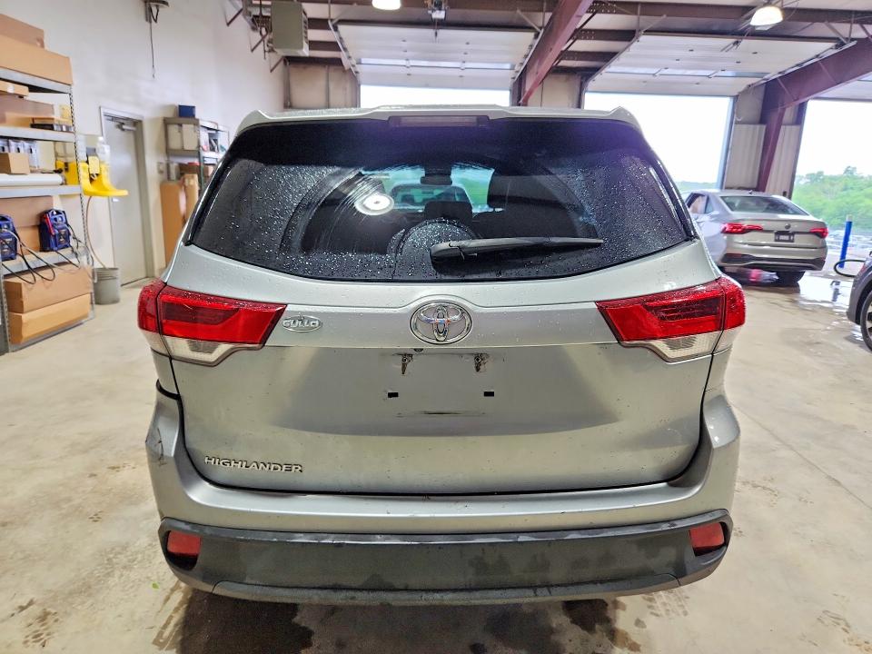 Продажа на аукционе авто 2018 Toyota Highlander, vin: 5TDZARFH0JS035819, номер лота: 55209396