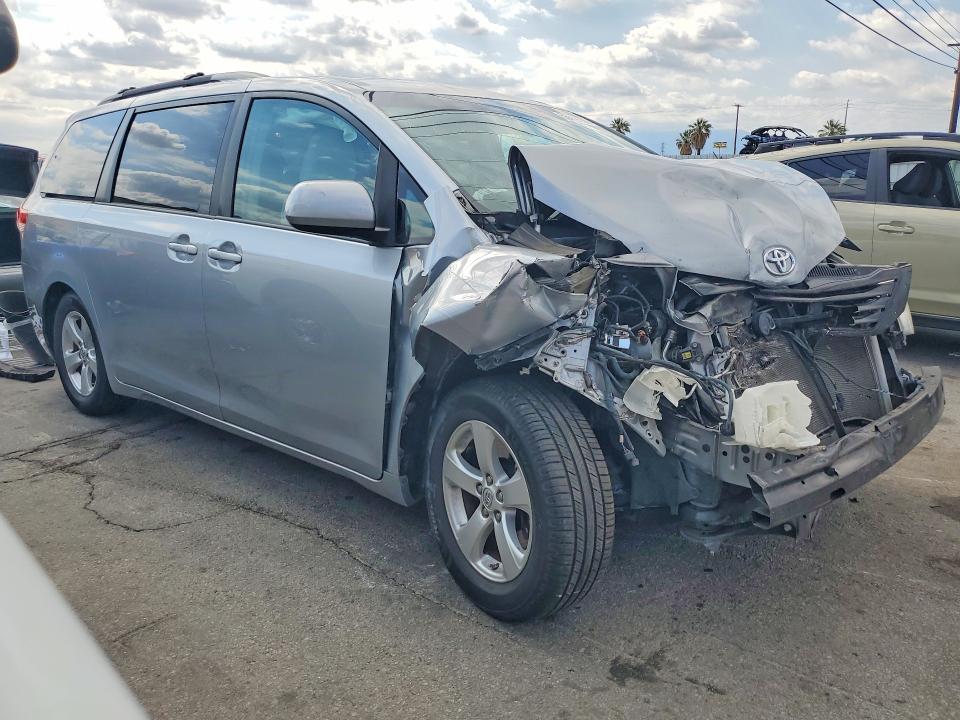2014 Toyota Sienna მანქანა იყიდება აუქციონზე, vin: 5TDKK3DC8ES483525, აუქციონის ნომერი: 55419156