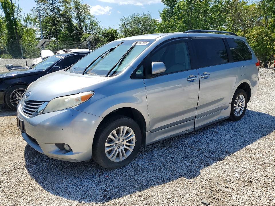 51244106 :رقم المزاد ، 5TDYK3DCXBS104773 vin ، 2011 Toyota Sienna مزاد بيع