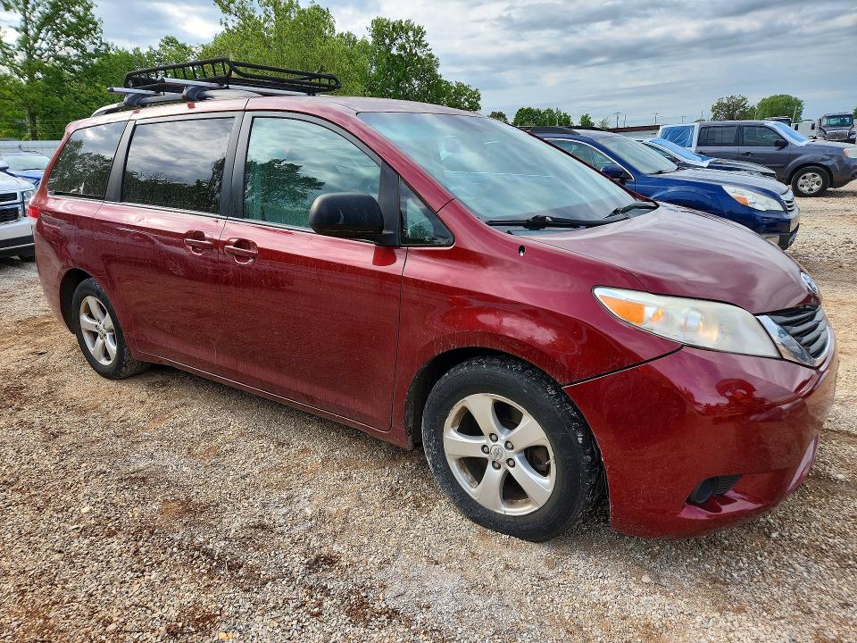 52013526 :رقم المزاد ، 5TDKK3DCXBS142042 vin ، 2011 Toyota Sienna مزاد بيع