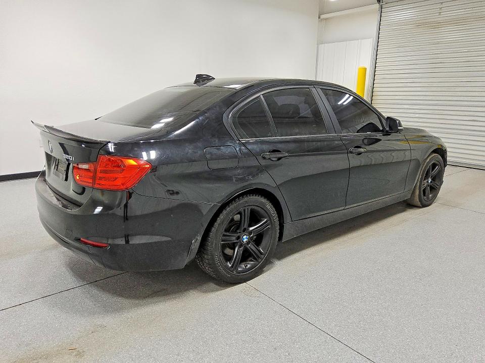 51572596 :رقم المزاد ، WBA3B1G51ENS77634 vin ، 2014 Bmw 320 مزاد بيع