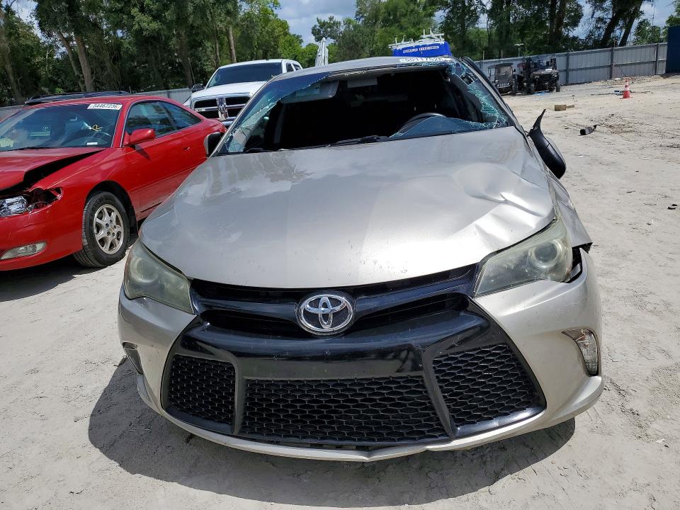 55117526 :رقم المزاد ، 4T1BF1FK4HU638001 vin ، 2017 Toyota Camry مزاد بيع