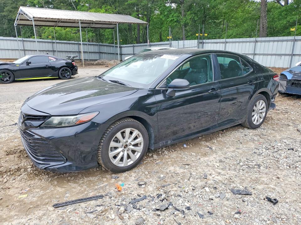 51300686 :رقم المزاد ، 4T1B11HK0JU602811 vin ، 2018 Toyota Camry مزاد بيع