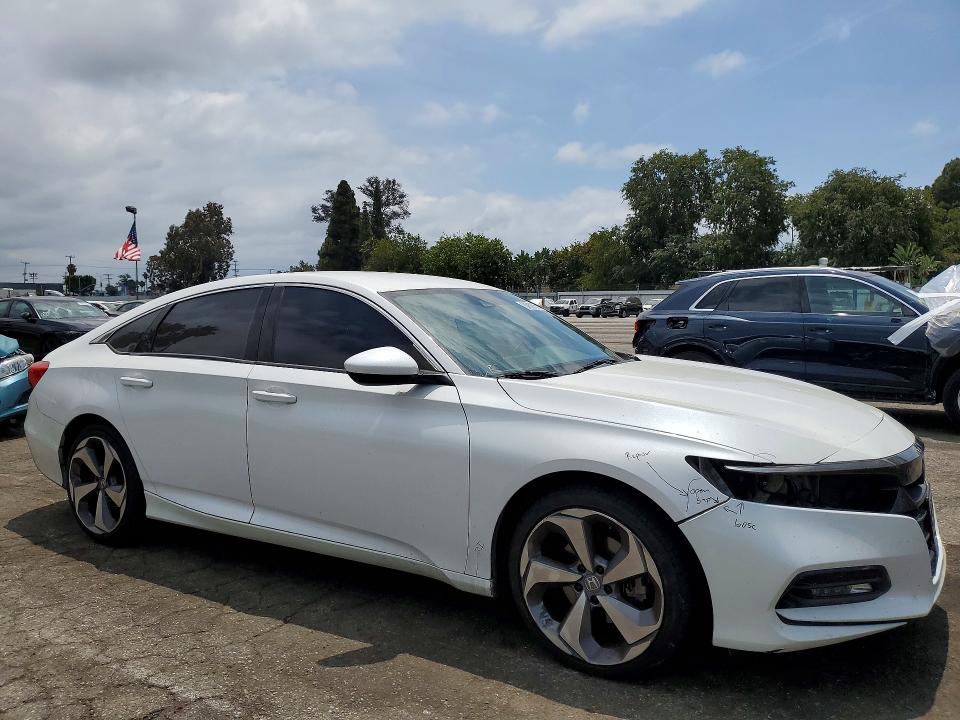 Продажа на аукционе авто 2018 Honda Accord, vin: 1HGCV1F30JA108721, номер лота: 54888166