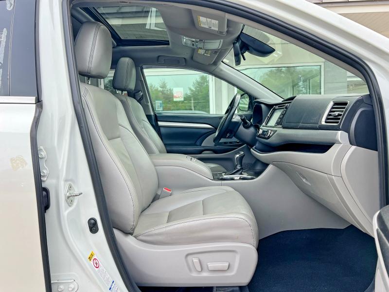 Auction sale of the 2019 Toyota Highlander, vin: 5TDJZRFH4KS588142, lot number: 55097866