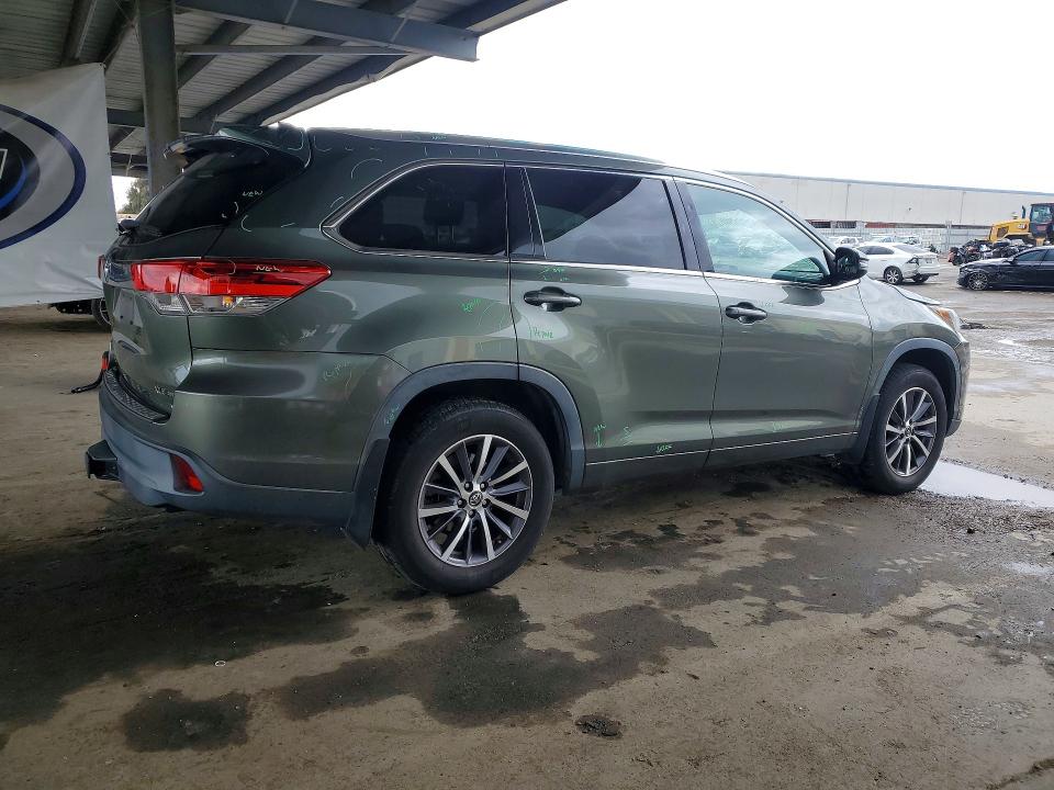 55408196 :رقم المزاد ، 5TDJZRFH8JS822765 vin ، 2018 Toyota Highlander مزاد بيع