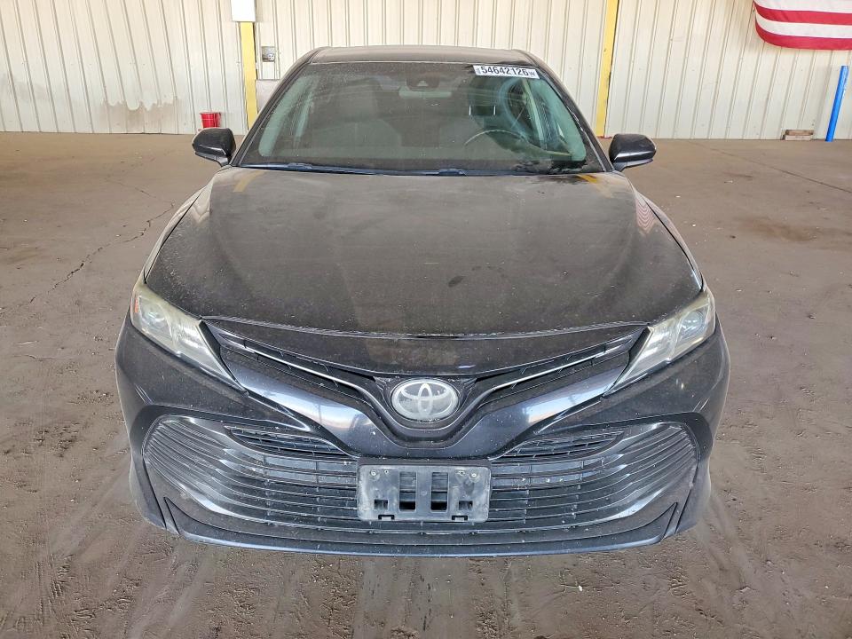 54642126 :رقم المزاد ، 4T1B11HK2JU645224 vin ، 2018 Toyota Camry مزاد بيع