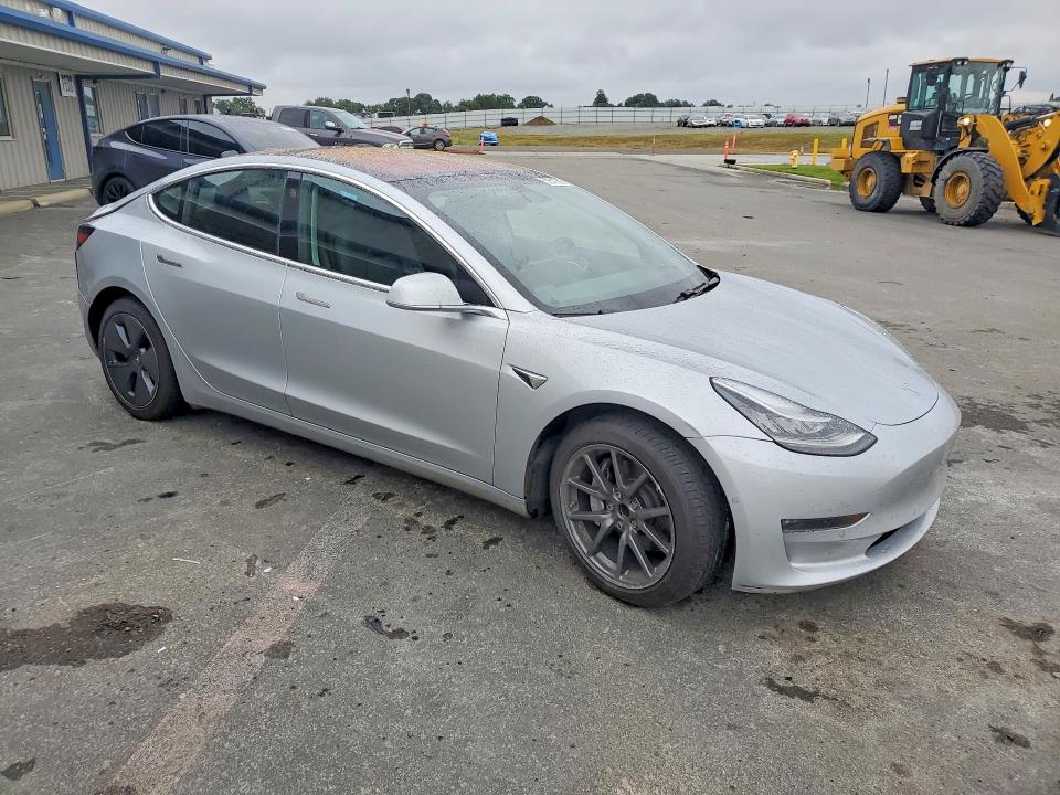 52513306 :رقم المزاد ، 5YJ3E1EA1JF048499 vin ، 2018 Tesla Model 3 مزاد بيع