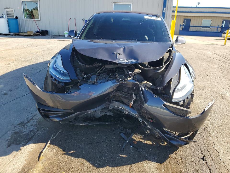 53342526 :رقم المزاد ، 5YJ3E1EAXJF028137 vin ، 2018 Tesla Model 3 مزاد بيع