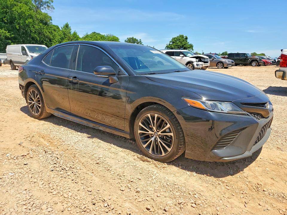 53626986 :رقم المزاد ، 4T1B11HK3JU528462 vin ، 2018 Toyota Camry مزاد بيع