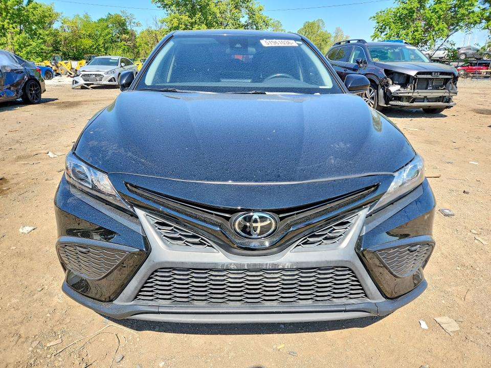 51961036 :رقم المزاد ، 4T1G11AK2MU557696 vin ، 2021 Toyota Camry مزاد بيع