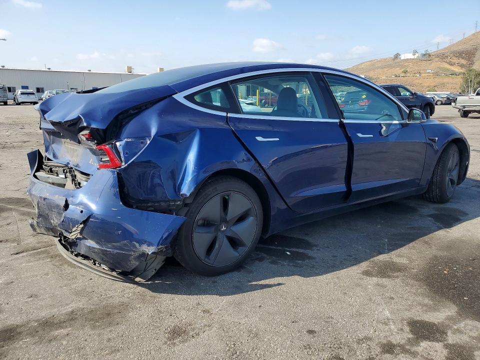 53609956 :رقم المزاد ، 5YJ3E1EB4JF105335 vin ، 2018 Tesla Model 3 مزاد بيع