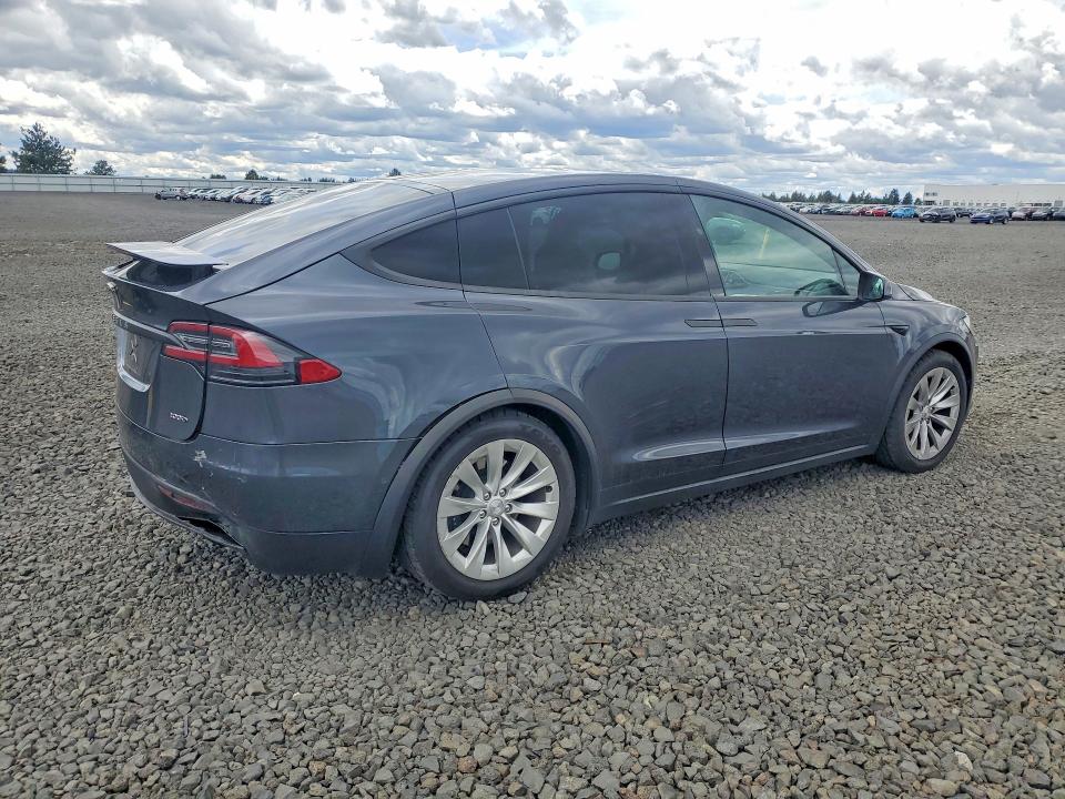 53252066 :رقم المزاد ، 5YJXCBE21JF090385 vin ، 2018 Tesla Model X مزاد بيع