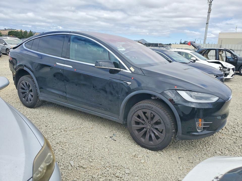55186246 :رقم المزاد ، 5YJXCDE27JF138418 vin ، 2018 Tesla Model X مزاد بيع
