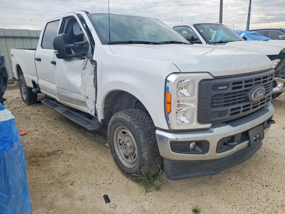 45469516 :رقم المزاد ، 1FT8W3BA9PED63757 vin ، 2023 Ford F350 مزاد بيع