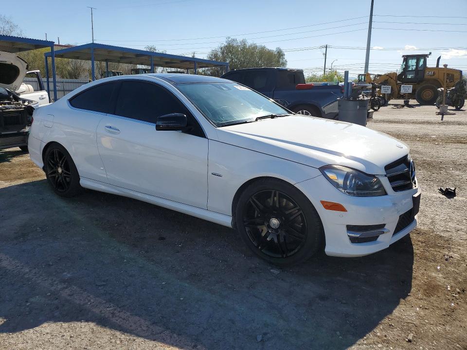 2015 Mercedes-benz C მანქანა იყიდება აუქციონზე, vin: WDDGJ4HB7FG389458, აუქციონის ნომერი: 52851456