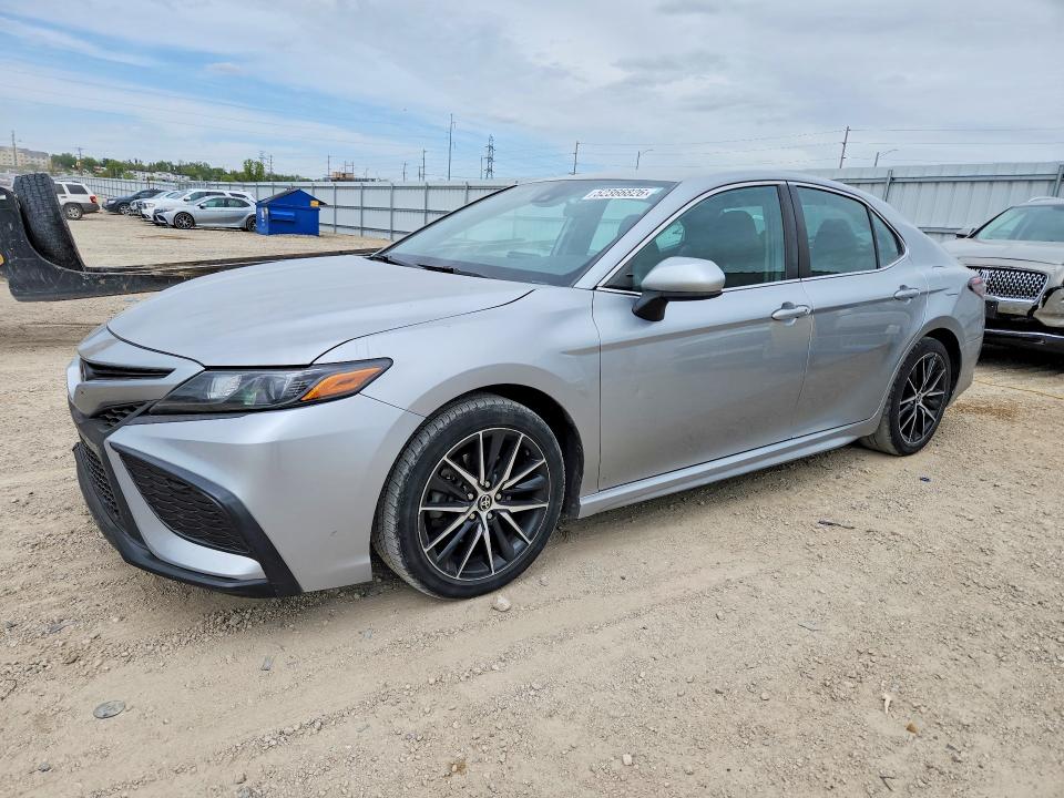 52366826 :رقم المزاد ، 4T1G11AK7MU517985 vin ، 2021 Toyota Camry مزاد بيع