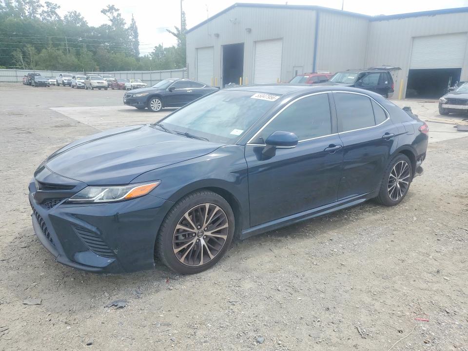 55047956 :رقم المزاد ، 4T1B11HK5JU616980 vin ، 2018 Toyota Camry مزاد بيع
