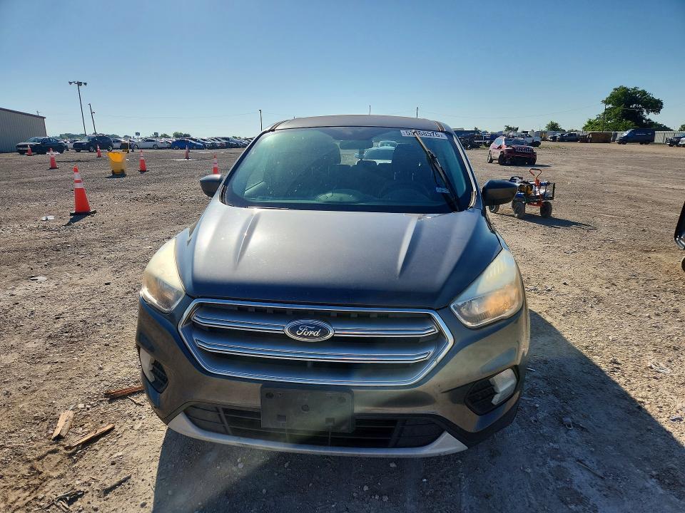 53468576 :رقم المزاد ، 1FMCU0GD6HUF08466 vin ، 2017 Ford Escape مزاد بيع