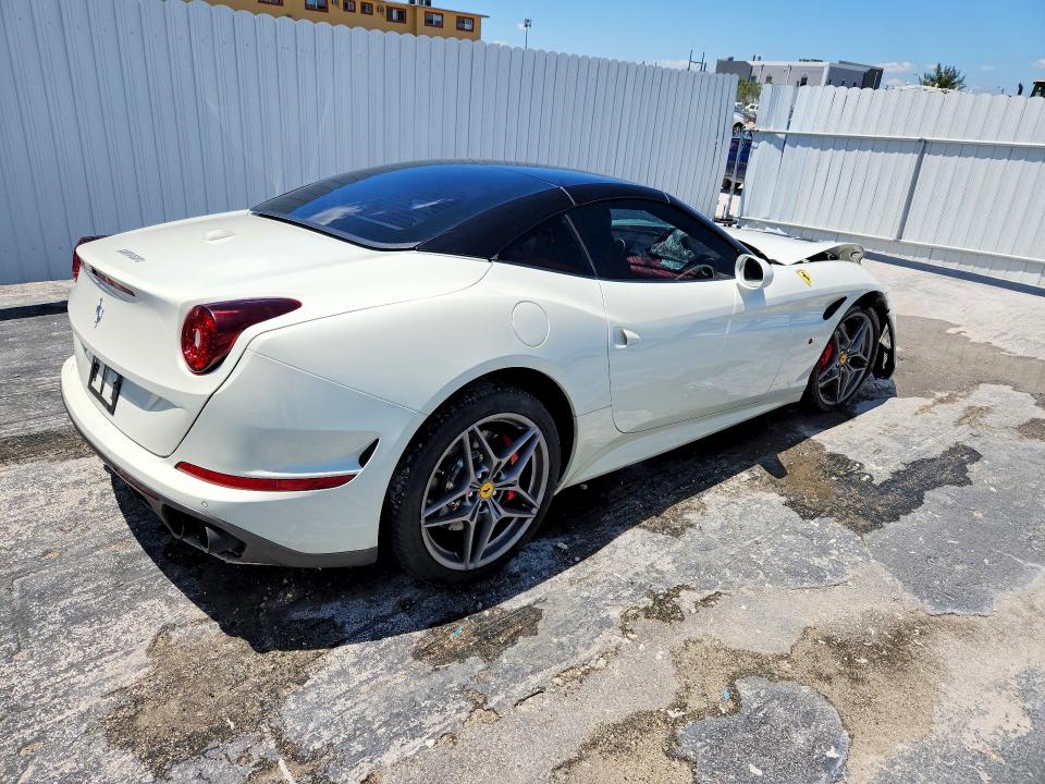 2017 Ferrari California T მანქანა იყიდება აუქციონზე, vin: ZFF77XJA1H0221016, აუქციონის ნომერი: 52056646