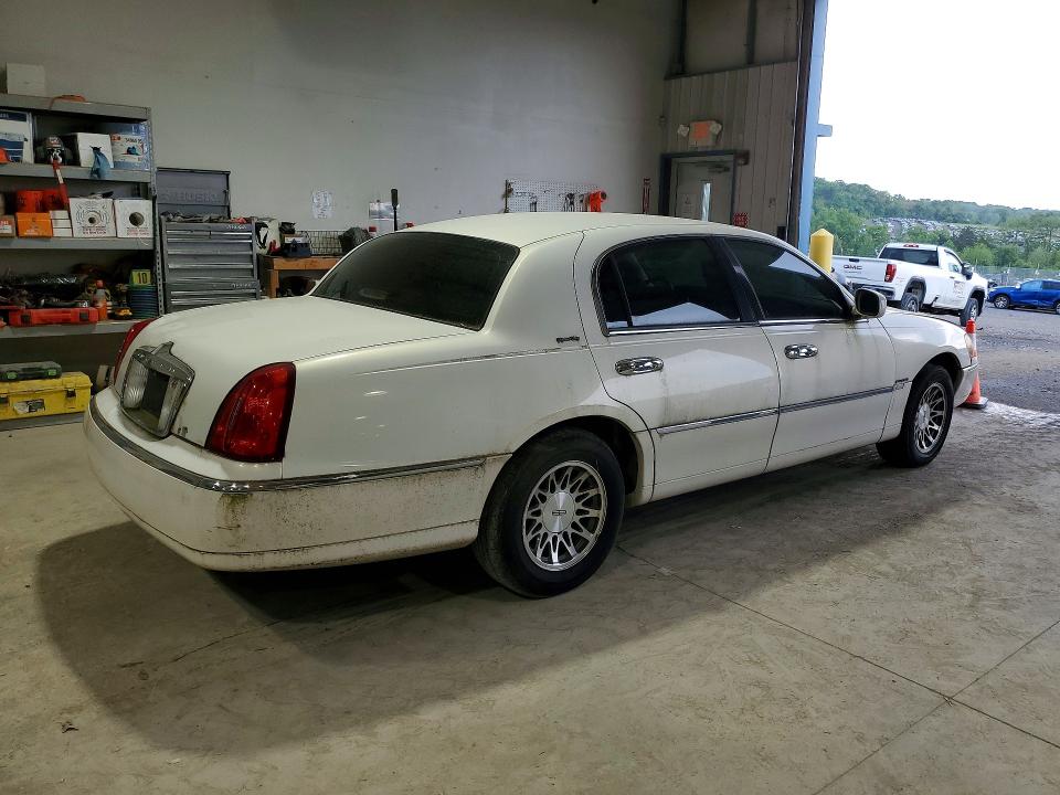 54022106 :رقم المزاد ، 1LNHM82W52Y640311 vin ، 2002 Lincoln Town Car مزاد بيع