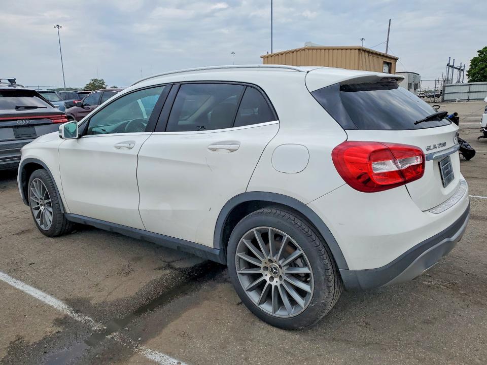52124066 :رقم المزاد ، WDCTG4EB3JJ479482 vin ، 2018 Mercedes-benz Gla مزاد بيع