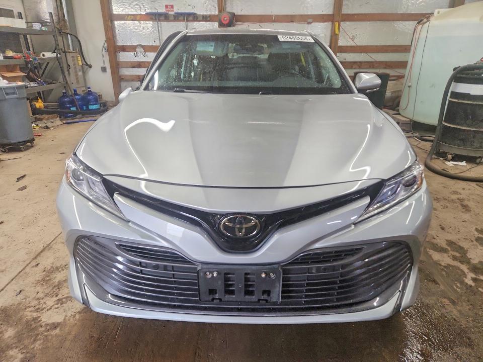 52488656 :رقم المزاد ، 4T1B11HK2JU139134 vin ، 2018 Toyota Camry مزاد بيع