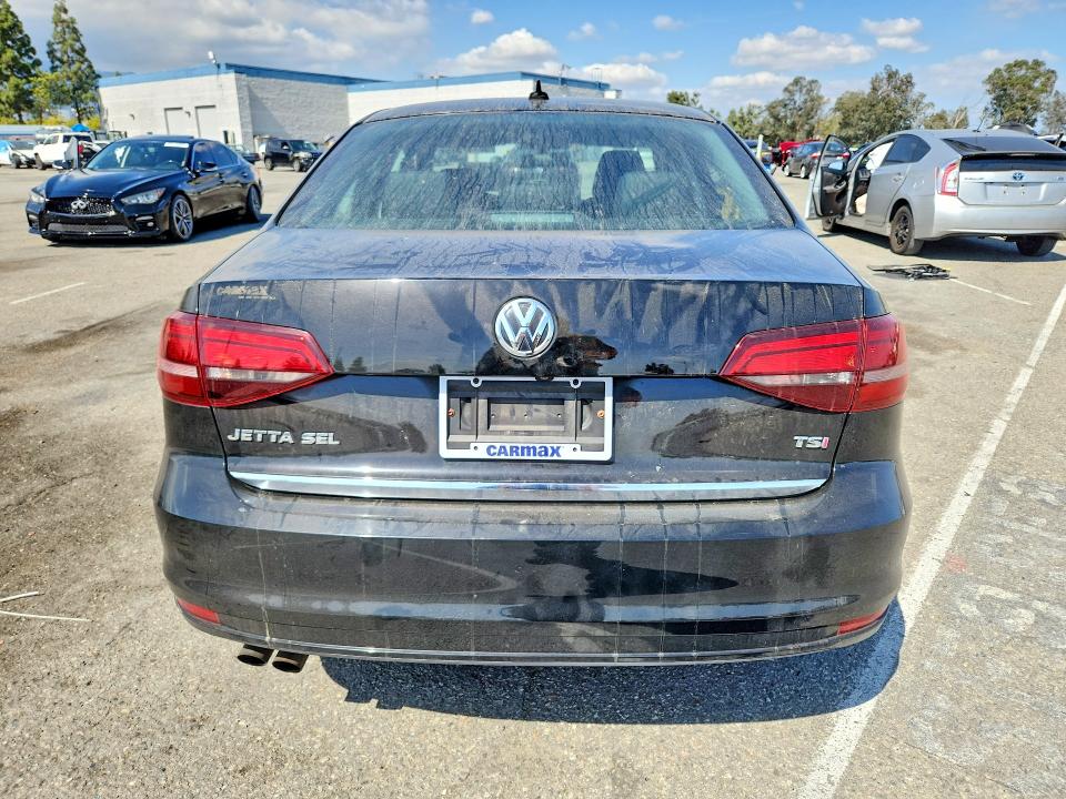 54717316 :رقم المزاد ، 3VWL17AJ1JM226067 vin ، 2018 Volkswagen Jetta مزاد بيع