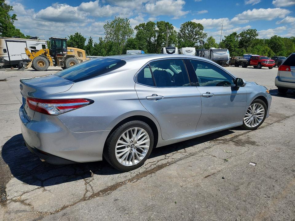 52297216 :رقم المزاد ، 4T1B11HK9JU062097 vin ، 2018 Toyota Camry مزاد بيع