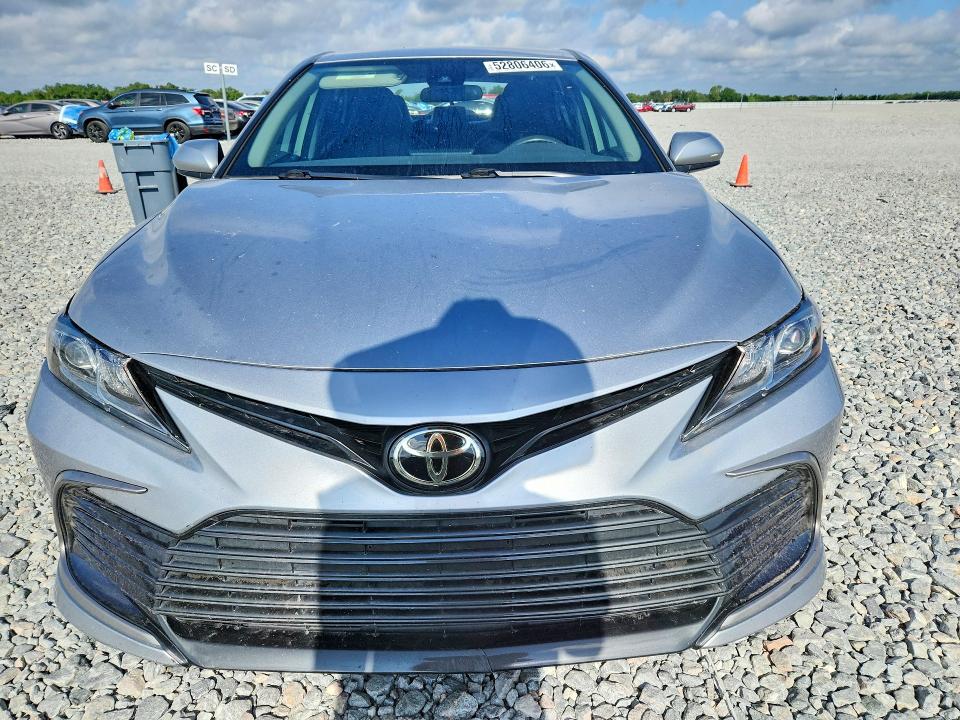 52806406 :رقم المزاد ، 4T1C11AK5NU648008 vin ، 2022 Toyota Camry مزاد بيع
