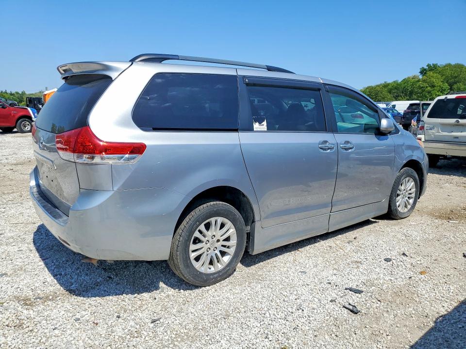 51244106 :رقم المزاد ، 5TDYK3DCXBS104773 vin ، 2011 Toyota Sienna مزاد بيع