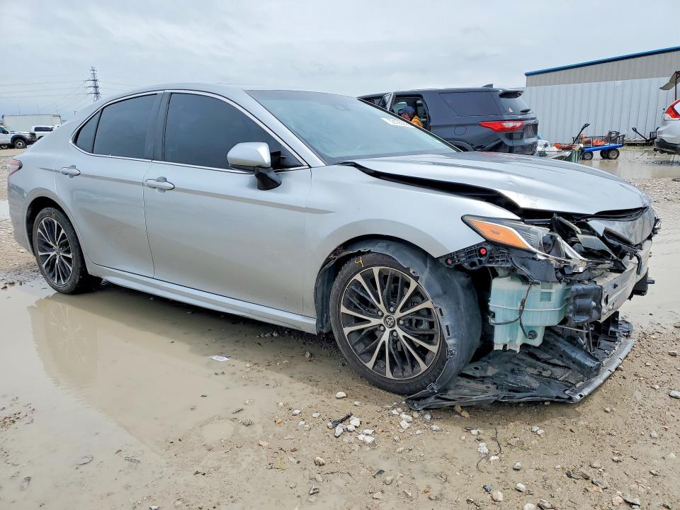 53135936 :رقم المزاد ، 4T1B11HK4JU048401 vin ، 2018 Toyota Camry مزاد بيع