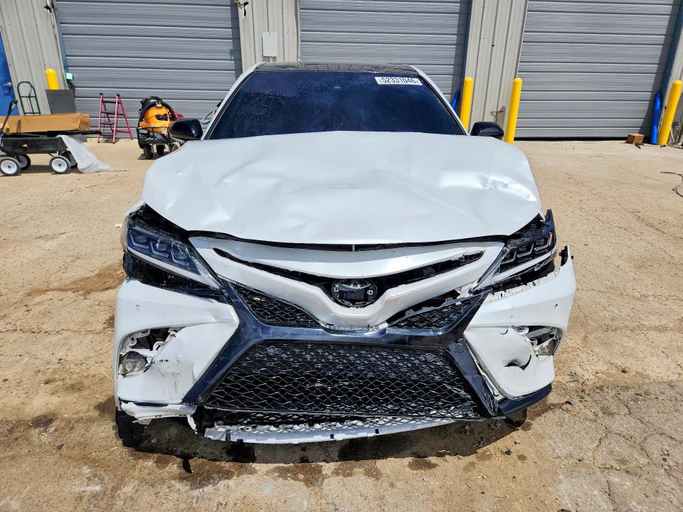 52331046 :رقم المزاد ، 4T1B61HKXJU084028 vin ، 2018 Toyota Camry مزاد بيع