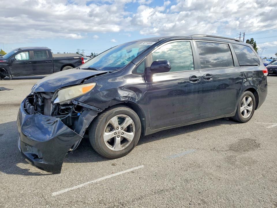 54719686 :رقم المزاد ، 5TDKK3DCXES477113 vin ، 2014 Toyota Sienna مزاد بيع