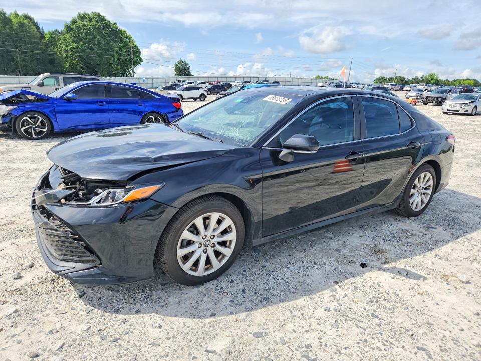 55010736 :رقم المزاد ، 4T1B11HK2JU629671 vin ، 2018 Toyota Camry مزاد بيع