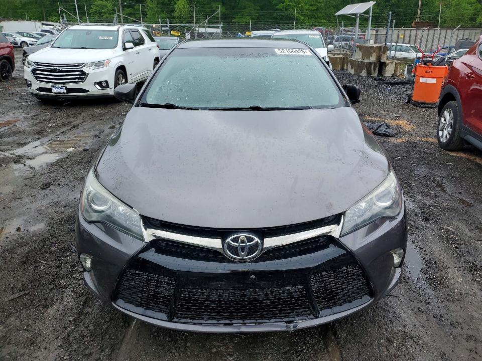 52166426 :رقم المزاد ، 4T1BF1FK7HU737010 vin ، 2017 Toyota Camry مزاد بيع